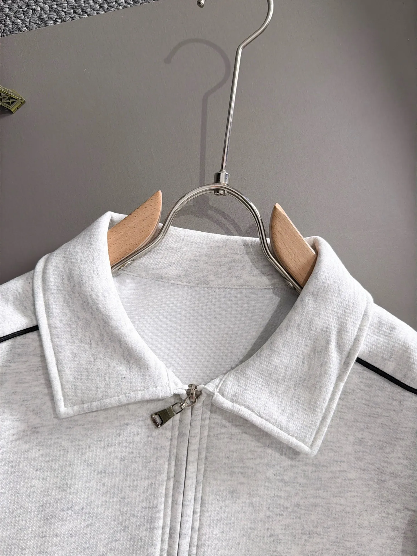 Paris Clover exclusively launches the 2026 autumn and winter New Arrival long-sleeved sweatshirts for men and women. Same Style. Many stars have the same style. Craftsmanship that ordinary small workshops cannot copy. No matter in terms of materials, detail restoration and craftsmanship, we are not afraid of any challenges, just to provide you with wonderful products. Compare the top Original versions at will. No expense is spared just to make it better. Unique imported fabric feel. Purely imported German machine production. Precision operation. Thousands of needles density. A complete set of New Arrival accessories with three standards can be customized simultaneously. Versatile upper body is fashionable, a perfect choice for autumn and winter, and a must-have item. Sizes table: M-4XL (please state your height and weight when placing an order)